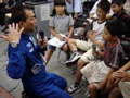 写真: 子供たちからの質問に答える野口宇宙飛行士