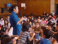 画像：子供たちからの質問に答える若田宇宙飛行士