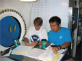 写真：アクエリアス内でデータに目を通す若田宇宙飛行士（右）とカレン・コハノヴィッチ潜水技術者（左）