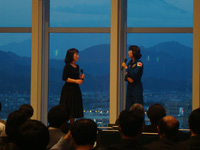 Photo: Astronaut Yamazaki (right) talking with Kazuko Fukazawa (left)
