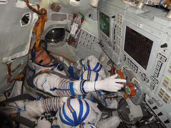 写真：ソユーズ宇宙船のシミュレータでの訓練