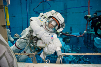 写真：NASAでのプールを使用した船外活動訓練の様子