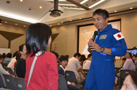 写真：質問をくれた子供にかけより、質問に答える若田宇宙飛行士