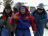 写真：帰還した星出宇宙飛行士（中央）と付き添う古川宇宙飛行士（右）