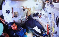 写真：ソユーズ宇宙船のシミュレータ内で訓練を行う若田宇宙飛行士