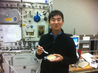 写真：ISSの訓練は大変ですが、楽しい訓練も多いですよ！その一例が、PWD（Portable Water Dispenser）の使用法に関する訓練です。宇宙食にお湯を加えて、料理？します。楽しく、美味しい訓練でした！