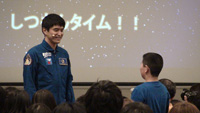 Astronaut Onishi answering questions from the children (Credit: JAXA)