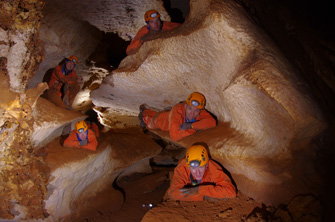 写真：一緒に洞窟探査を行った仲間たち。右上より、トーマ（仏）、ランディ（米）、ティム（英）。左上より、自分、セルゲイ（露）。彼らとならば、火星まで数年がかりのミッションに行ってもうまくやって行ける気がします