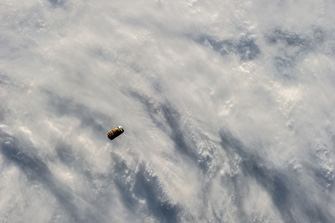 写真：ISSから撮影されたHTV（下方より接近中）