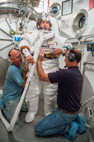写真：SSATAの中でEMUを着用する若田宇宙飛行士