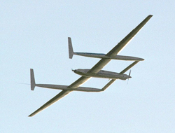 飛行中ボイジャー、2つの垂直尾翼のついた双ブームを持ち、プロペラとエンジンを主胴体の前後に配置した特徴的な機体。全長：9.9m 全幅：33.8m（提供：スケールド・コンポジッツ）