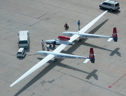 飛行準備中の単発ジェット機モデル311 ヴァージン・アトランティック グローバルフライヤー、全長: 13.44m、全幅: 34.75m（提供：ヴァージン・アトランティック航空）