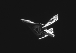 尾翼が65°回転したフェザリング形状での単独飛行試験中のSS2。（提供ヴァージン・ギャラクティック）
