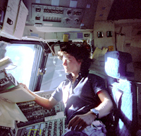 チャレンジャー号のフライトデッキで真剣に作業中のライド宇宙飛行士。（提供NASA）
