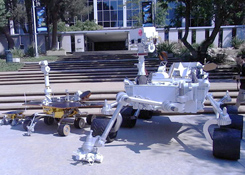 NASAの火星ローバー3世代左よりソジャーナ、オポチュニティ（スピリット）そしてキュリオシティ。大きさの違いに注目。2009年JPL訪問時撮影（提供SAITO NORIO）