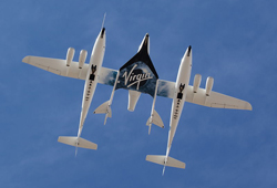 飛行試験中の母機ホワイトナイト２と結合したスペースシップ２。両機の大きさと形状の違いがわかる。衛星打上げでは有人用のスペースシップ２の替わりにランチャーワンが付く。（提供ヴァージンギャラクティック）