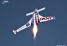 2008年のEAA Airventure でエンジン噴射中のエックス－レーサー（X-Racer）。この年にテスト飛行は完了した。（提供XCOR社）