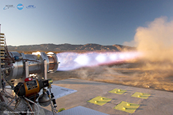 NASA先端プログラムに対し、ATK社と共同で実施したメタンメタンエンジンの燃焼試験。燃焼ガスにダイアモンドコーン見える。2007年。（提供XCOR社）
