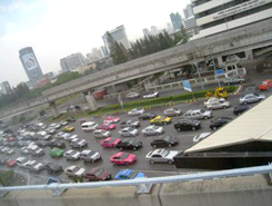 バンコクの高速道路渋滞。車がカラフル？