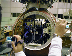 実験装置を組み付け中のFOTON宇宙船