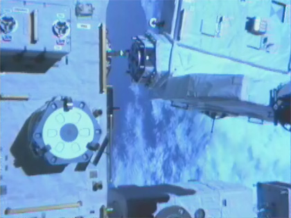 画像：「きぼう」船外実験プラットフォーム（左）から取り外された曝露パレット（右上）