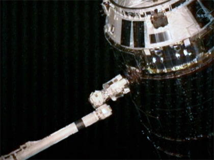 KOUNOTORI3 grappled by the SSRMS