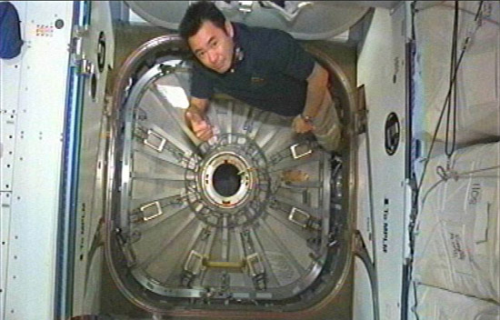 画像：「こうのとり」3号機のハッチを閉じる星出宇宙飛行士
