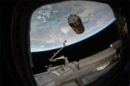 画像：ISSに近づく「こうのとり」2号機（出典：JAXA/NASA）