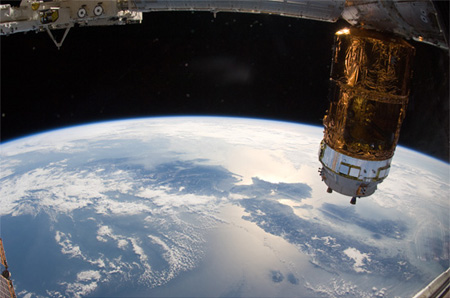 画像：ISSに係留中の「こうのとり」2号機（出典：JAXA/NASA）