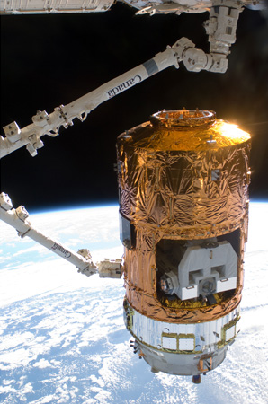 画像：ISSへ結合される「こうのとり」2号機（出典：JAXA/NASA）
