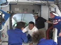 写真：ISSに入室する若田宇宙飛行士らSTS-119クルー