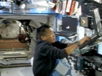 写真：ISSのロボットアーム（SSRMS）の操作を行う若田宇宙飛行士