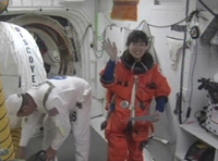 写真：ディスカバリー号に乗り込む直前の山崎宇宙飛行士