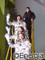 ソユーズ宇宙船へ乗り込む8Sクルー