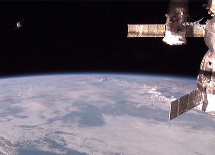 写真：ISSに接近するプログレス補給船