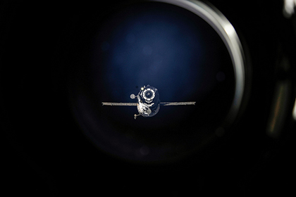 写真：ISSに接近するプログレス補給船