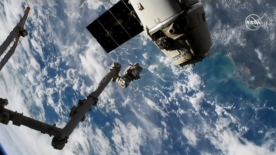 ISSのロボットアーム（SSRMS）により把持されるドラゴン補給船運用16号機（SpX-16）（出典：JAXA/NASA）