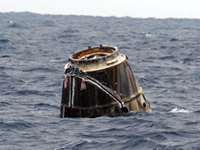 太平洋に着水したドラゴン補給船試験2号機のカプセル（出典：SpaceX）
