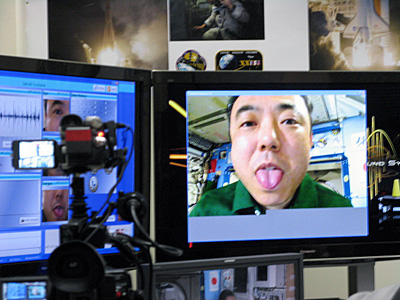 地上の山田医師により舌の模擬問診を受ける軌道上の古川宇宙飛行士（出典：JAXA）