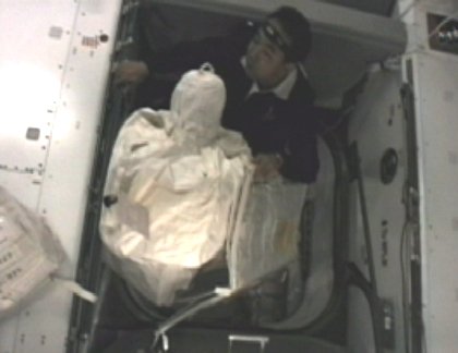 写真：ラファエロから物資を運び出す古川宇宙飛行士