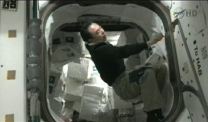 写真：恒久型多目的モジュール（Permanent Multipurpose Module: PMM）内の物資を整理する古川宇宙飛行士