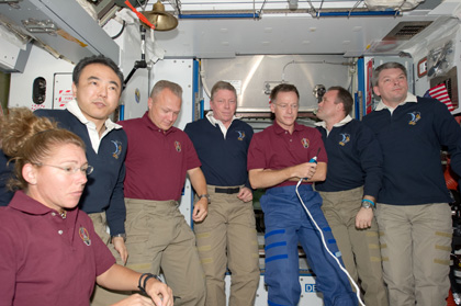 写真：アトランティス号のクルーとのお別れのセレモニー（7月18日）（出典：JAXA/NASA）