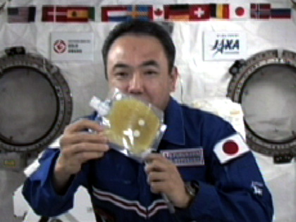 写真：交信イベントを行う古川宇宙飛行士（8月30日）（出典：JAXA/NASA）