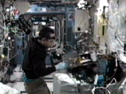 写真：「きぼう」日本実験棟で実験の準備作業を行う古川宇宙飛行士（9月12日）（出典：JAXA/NASA）