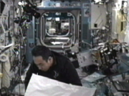 写真：「きぼう」日本実験棟で作業を行う古川宇宙飛行士（9月13日）（出典：JAXA/NASA）