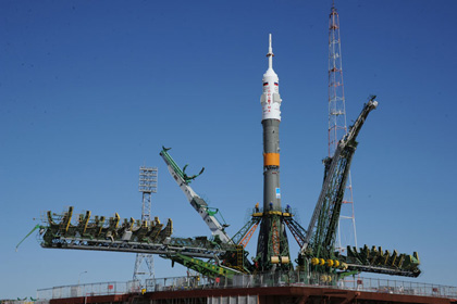 写真：射点に到着したソユーズロケット