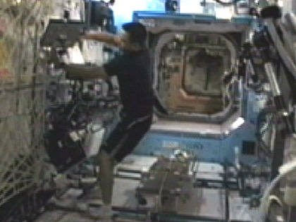「デスティニー」（米国実験棟）で作業を行う星出宇宙飛行士
