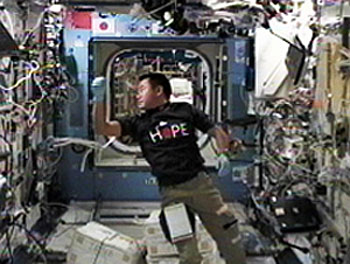 「きぼう」日本実験棟で作業を行う星出宇宙飛行士