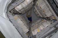 「こうのとり」3号機の補給キャリア与圧部内で作業する星出宇宙飛行士（7月28日）（出典：JAXA/NASA）