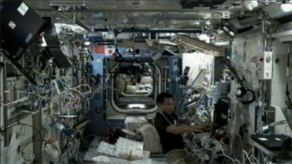 写真：AQHの設置作業を行う星出宇宙飛行士